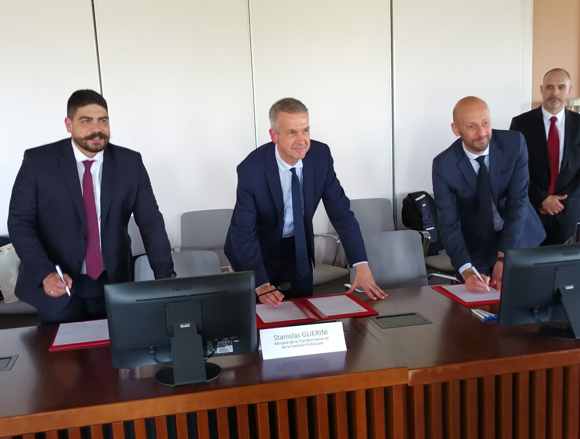 Signature partenariat CSF avec les ministres de la Fonction publique et du Logement.